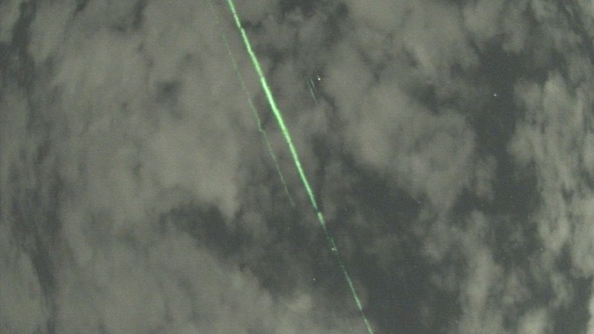 De mysterieuze groene laserstralen die door de camera worden opgevangen, behoren tot een NASA-satelliet (foto)