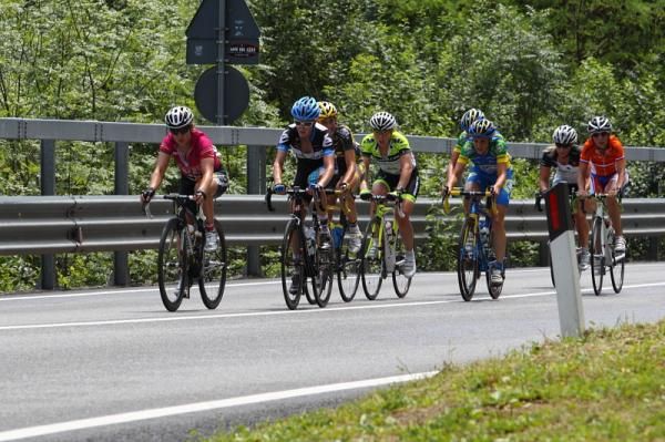 Ina Yoko Teutenberg (HTC-Highroad) and Carla Ryan (Garmin-Cervelo) lead the break with 24km to go.