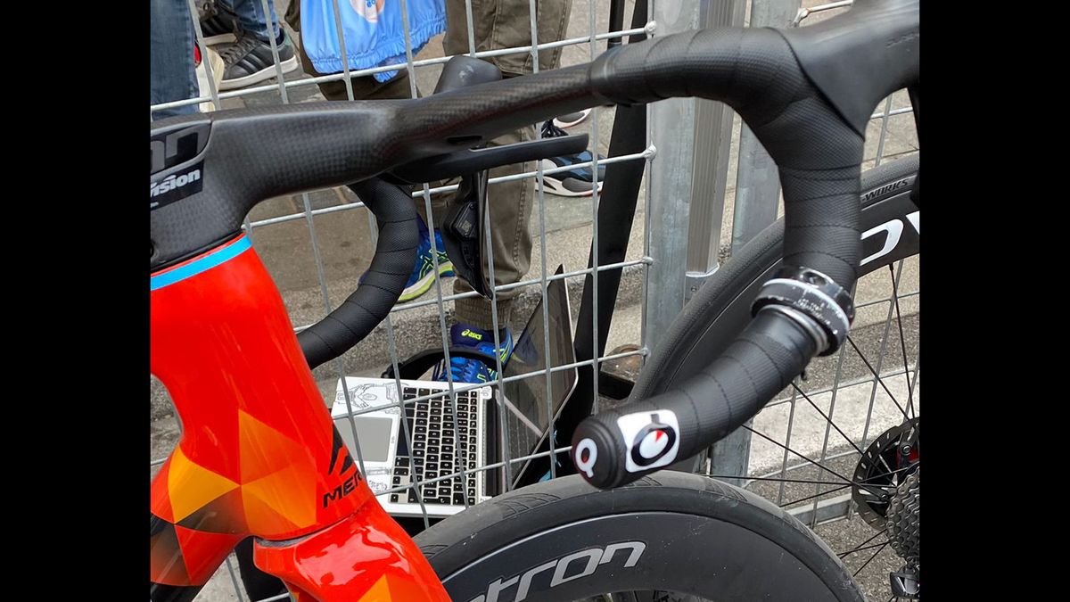A close up of the dropper post lever on Matej Mohoric's bike