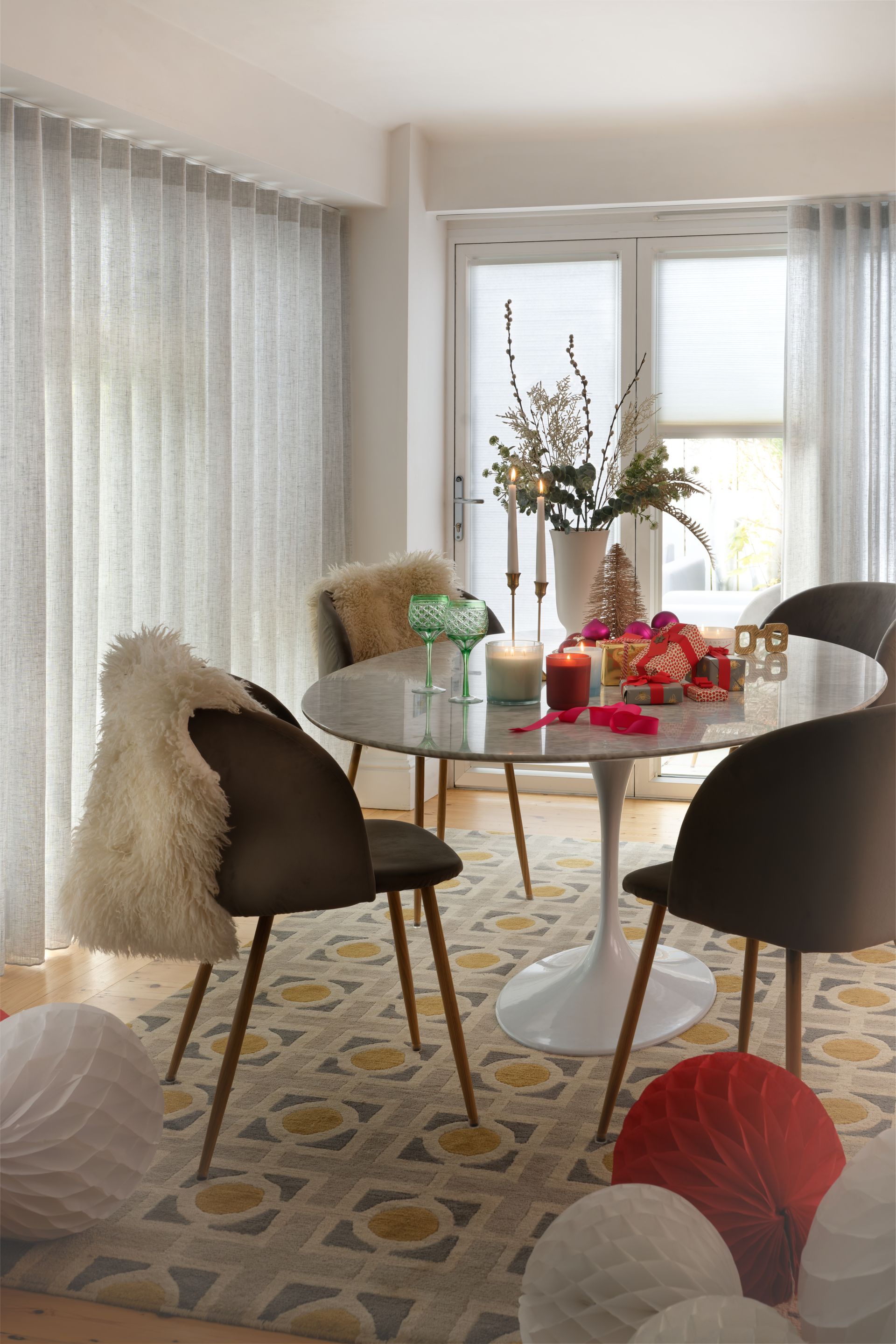 INTU Micro Hive pleated blinds in White with an Echo Silver Voile curtain