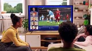 Bästa TV för sport: En familj sitter framför en TV och kollar på fotboll.