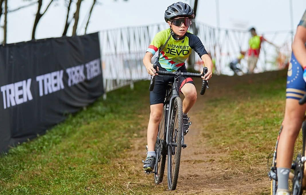 Ethan Brown, de dez anos, compete em sua primeira corrida de ciclocross.