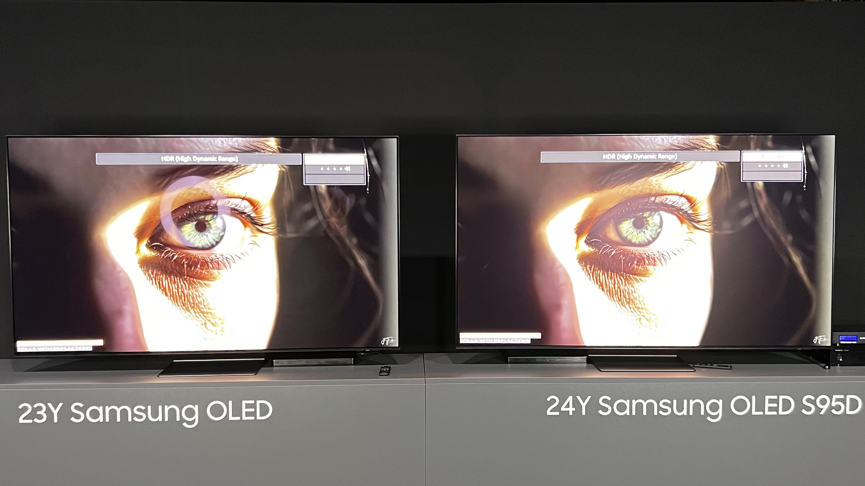 Samsung S95D y  Samsung S95C lado a lado, con un fuerte reflejo en el S95C y menos reflejo en el S95D