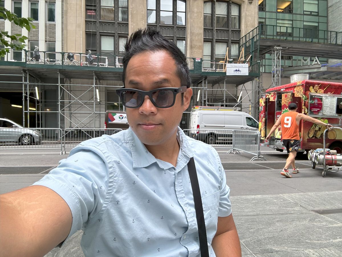 Apple iPhone 15 Plus selfie sample.