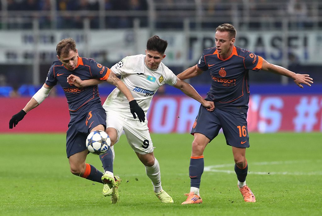 Dastan Satpayev of Kairat Almaty competes for the ball with Davide Frattesi and Nicolo&amp;rsquo; Barella of FC Internazionale during the UEFA Champions League 2025/26 League Phase MD4 match between FC Internazionale Milano and FC Kairat Almaty at Stadio San Siro on November 05, 2025 in Milan, Italy.
