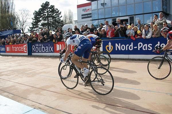 The Hincapie group enters the velodrome. The US American won the sprint for 9th &ndash; leaving his streak of top 10 finishes uninterrupted.