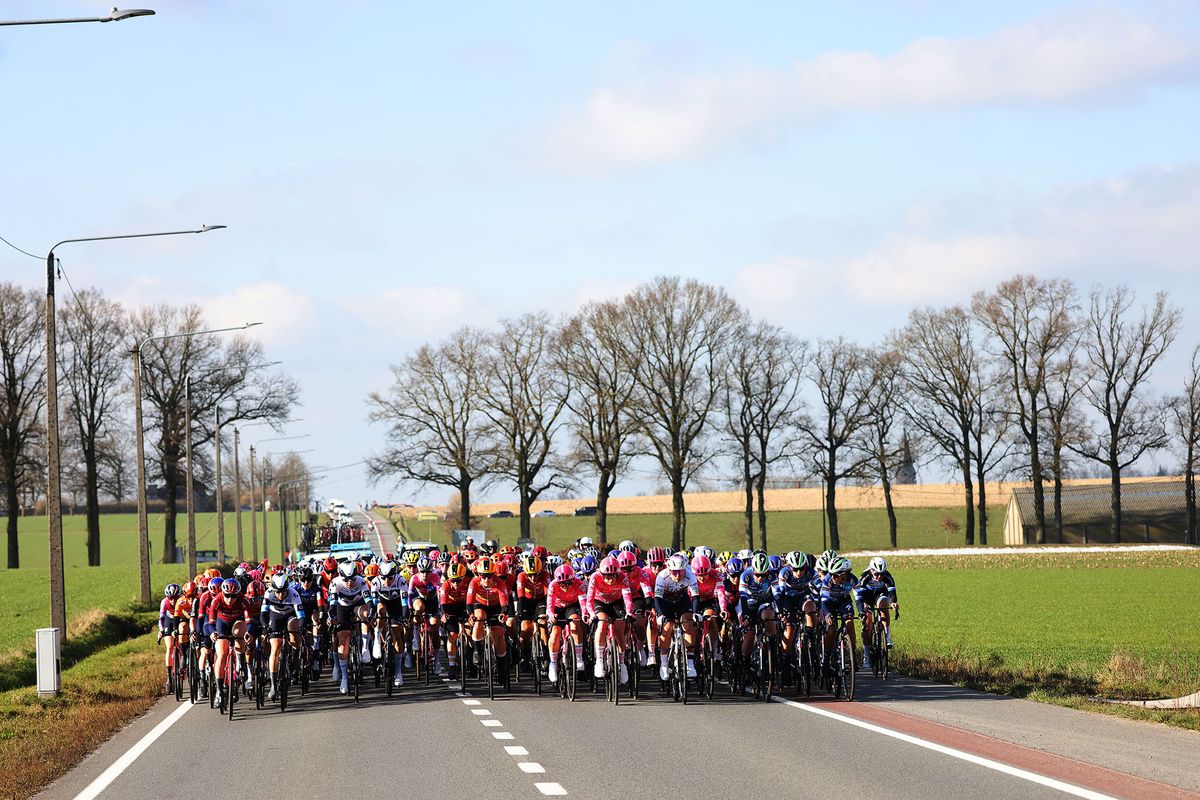The peloton at the start of OHN Women 2025