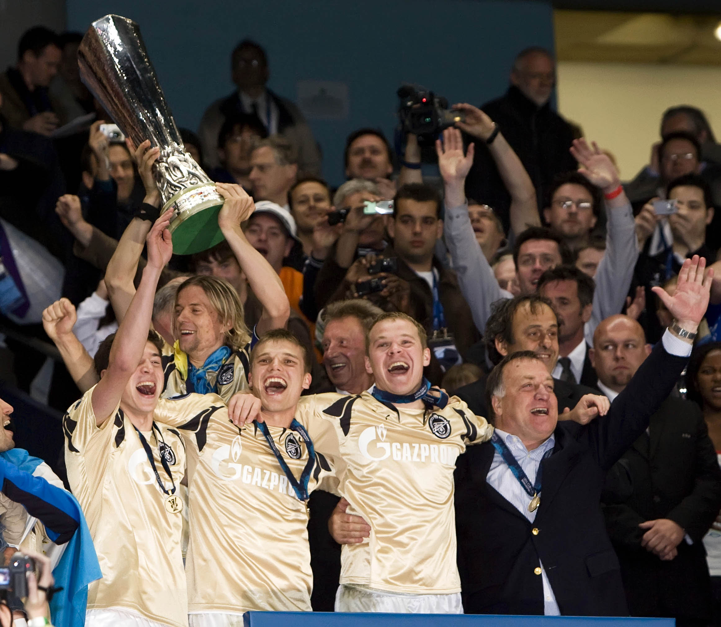 Dick Advocaat celebrates with his players after Zenit Saint Petersburg's UEFA Cup final win over Rangers in May 2008.