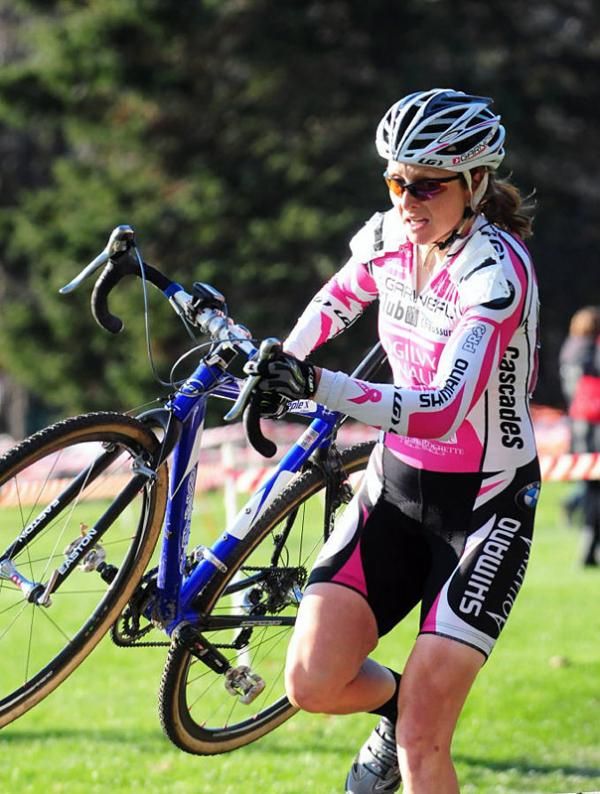 Natasha Elliot (Garneau Club Chaussure Oglivy) running the barriers behind McConneloug.