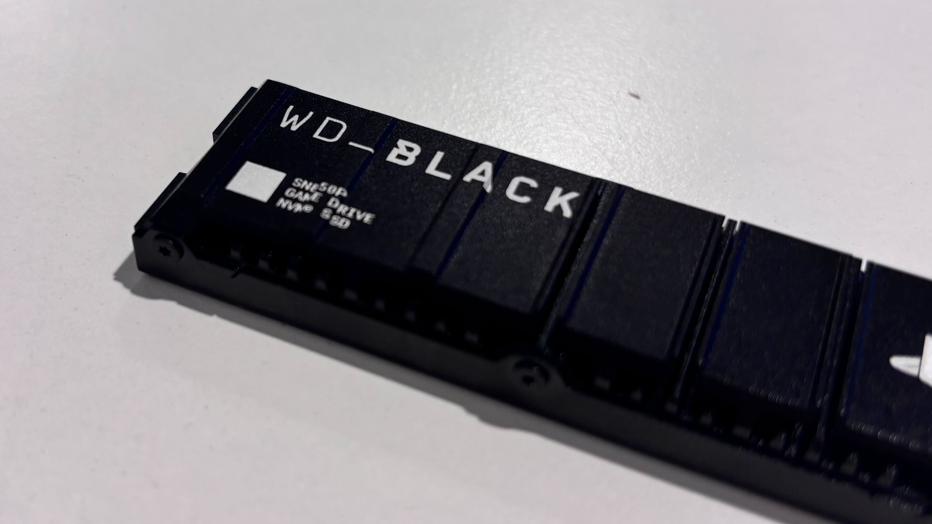 El logotipo en la parte frontal del WD Black SN850P.