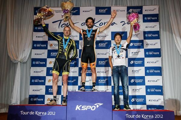 Stage 2 podium (l-r): David McCann (RTS Racing Team), Alex Candelario (Team Optum p/b Kelly Benefit Strategies) and Chan Jae Jang (Terengganu Cycling Team)
