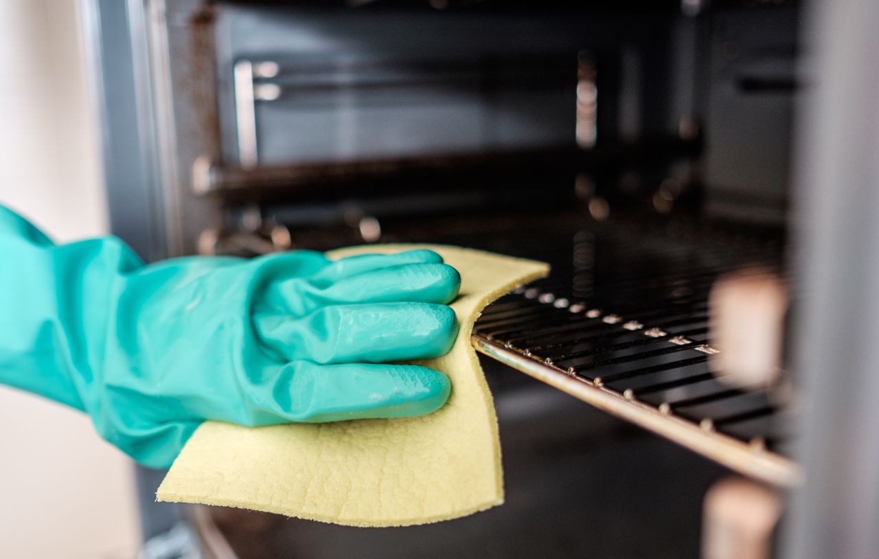 Cleaning an oven