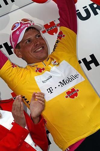 Yellow definitely suits Jan... and he thinks so too