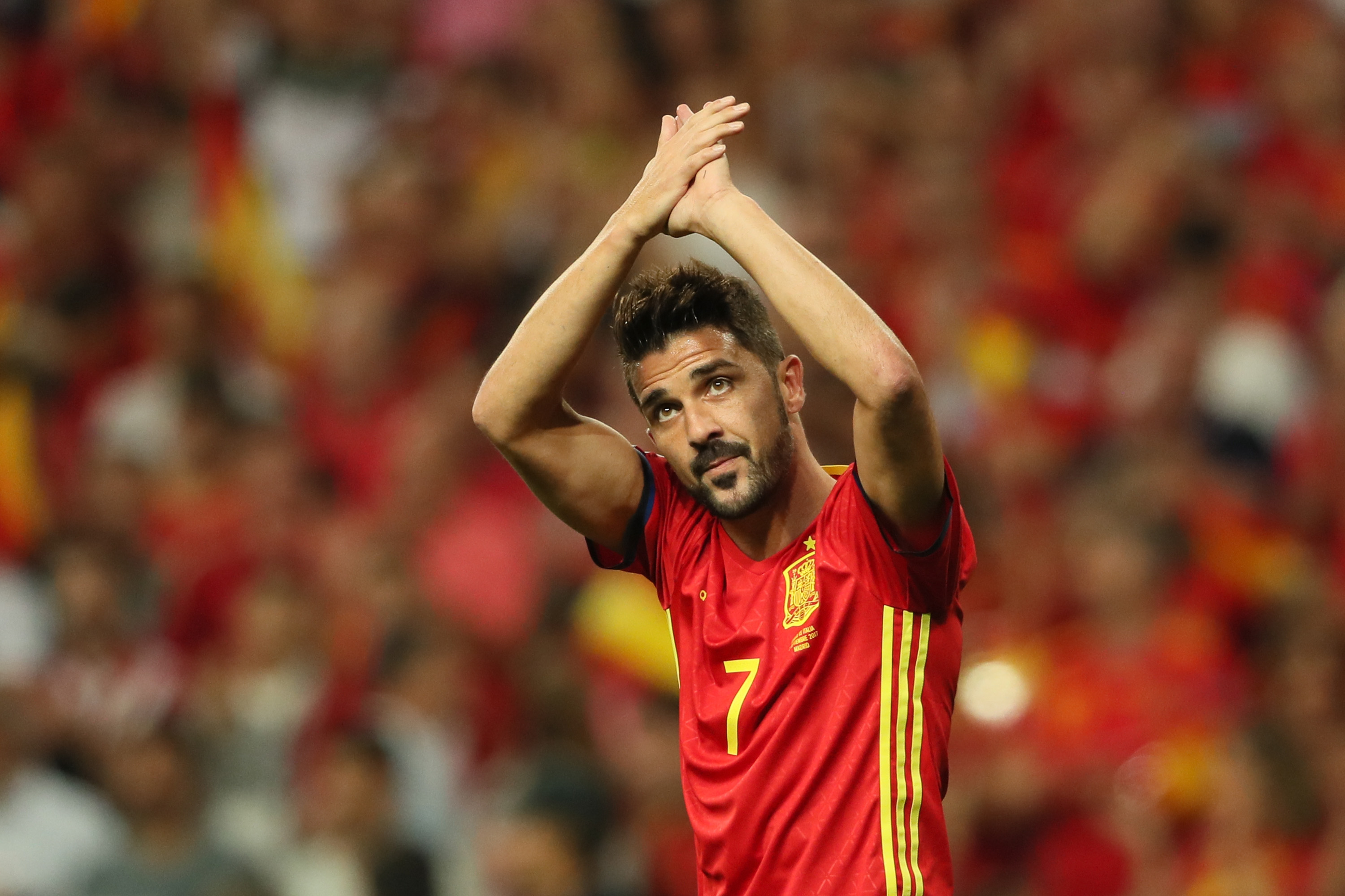 David Villa saluda a los aficionados en las eliminatorias mundialistas de España contra Italia en 2017.