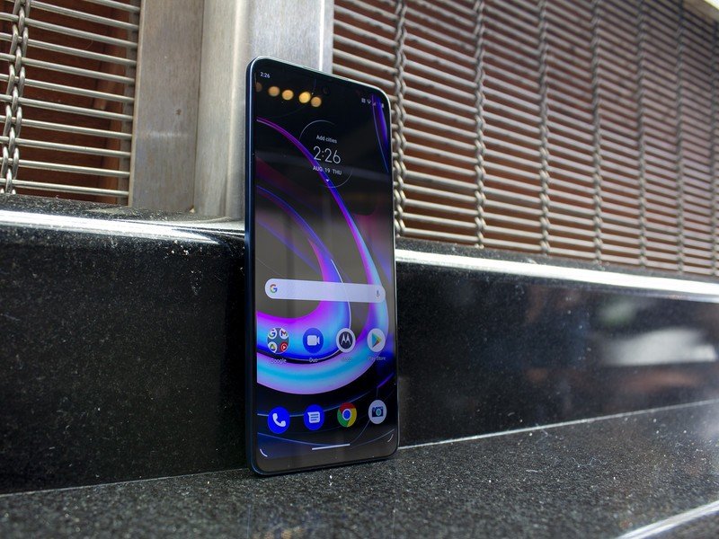 Motorola Edge 2021 Hands On Display