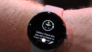 Säkerhetskontroll på en Google Pixel Watch 2.