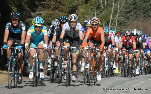 The peloton on the Col de la Croix de Chauburet