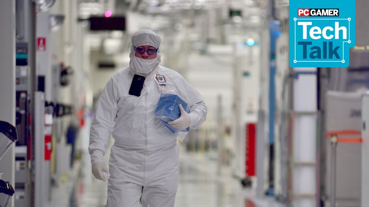 Fab worker at Intel&#039;s facility