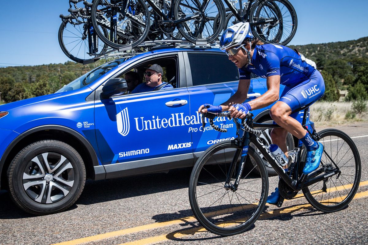 Lachlan Norris (UnitedHealthcare) gets info from the team car.