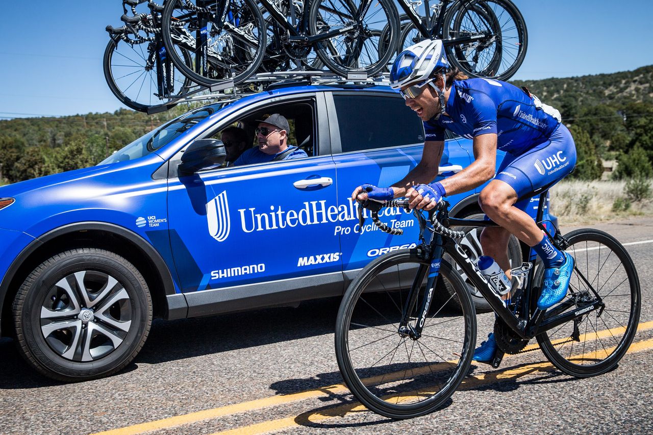 Lachlan Norris (UnitedHealthcare) gets info from the team car.