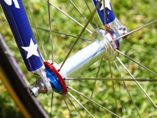 Red and blue anodized end caps finish off the Zipp hubs nicely.