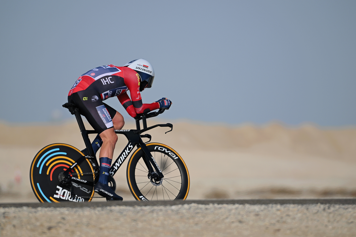 Tim Merlier in the race leader's red jersey