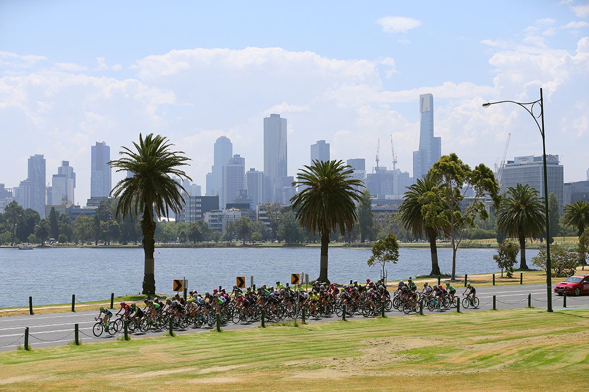 The peloton on the course around Albert Park