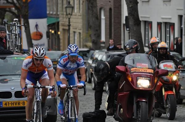 Jos Van Emden (Rabobank) and Yann Huguet (Skil - Shimano) approach the finish.