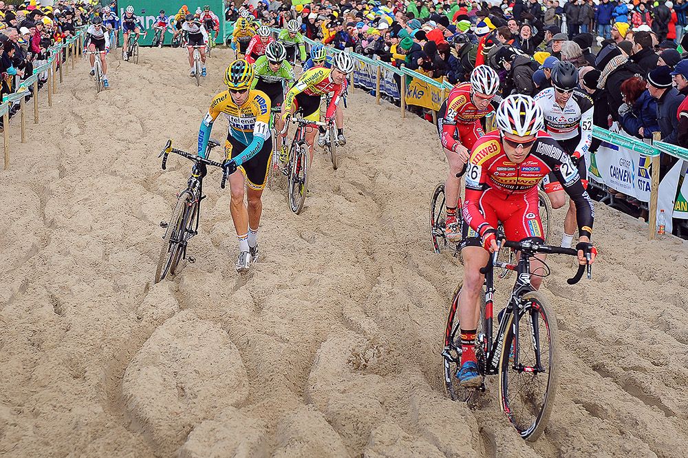 Riders tackle the long sand section early in the race.