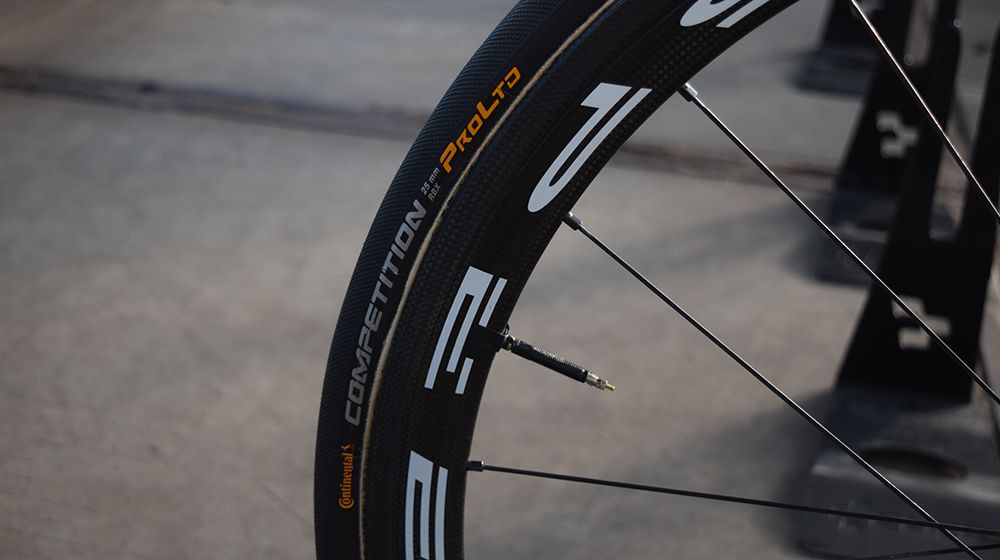 The majority of the peloton stick with 25mm tyres for the relatively tame cobbles of Flanders