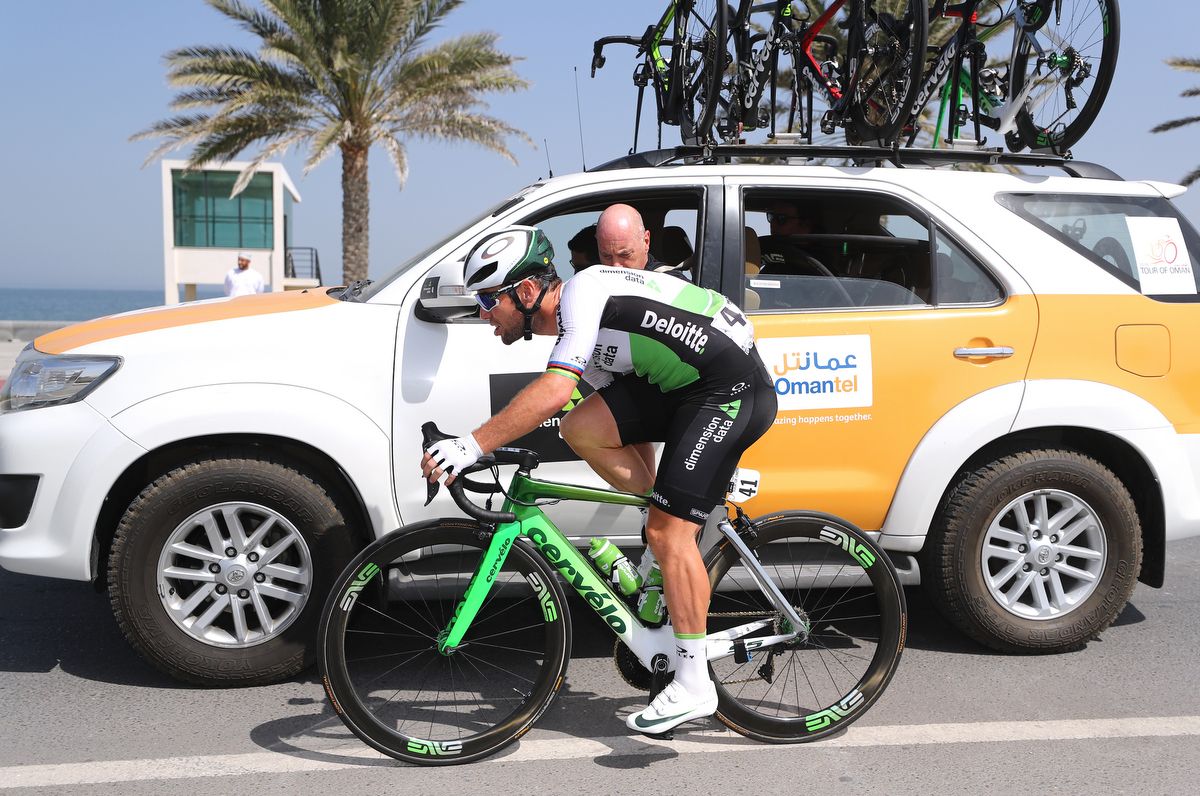 Mark Cavendish gets some help to fix a mid-stage issue
