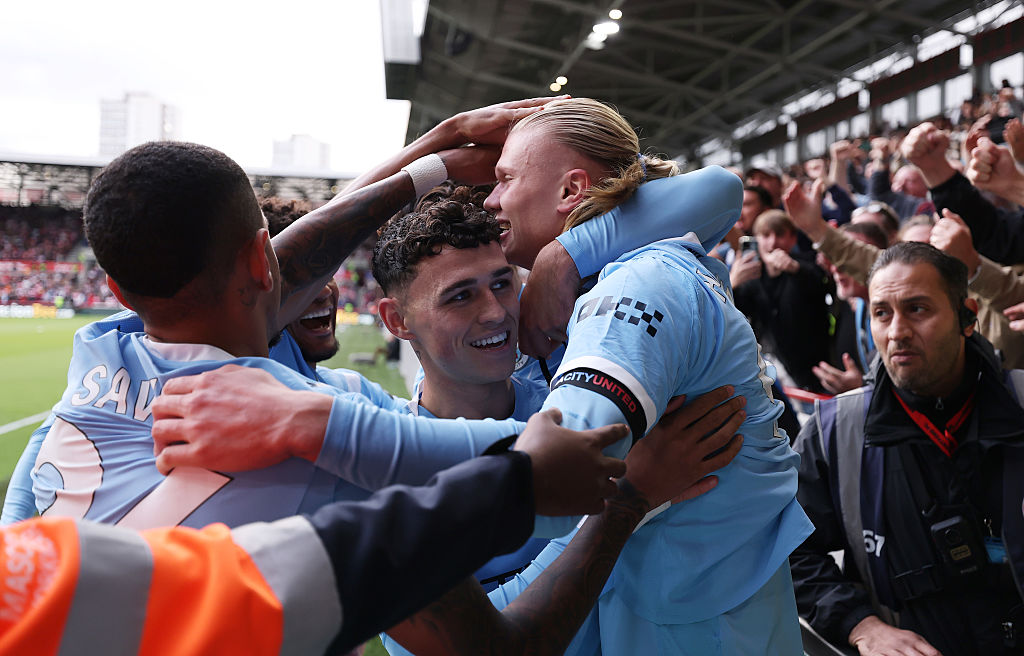 BRENTFORD, ENGLAND - OCTOBER 05: Erling Haaland of Manchester City celebrates with teammates after scoring his team&amp;amp;apos;s first goal during the Premier League match between Brentford and Manchester City at Gtech Community Stadium on October 05, 2025 in Brentford, England. (Photo by Justin Setterfield/Getty Images)