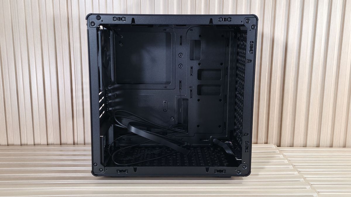 Cooler Master Q300L V3 - Case inside