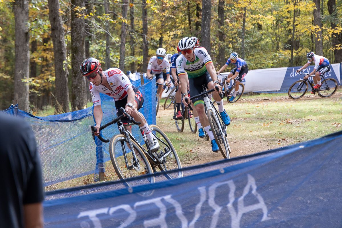 Midway through the race, the lead group had swelled again to 9 riders as they made their way down through the woods to the lowest part of the course.