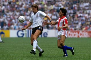 Glenn Hoddle playing for England against Paraguay at the 1986 World Cup