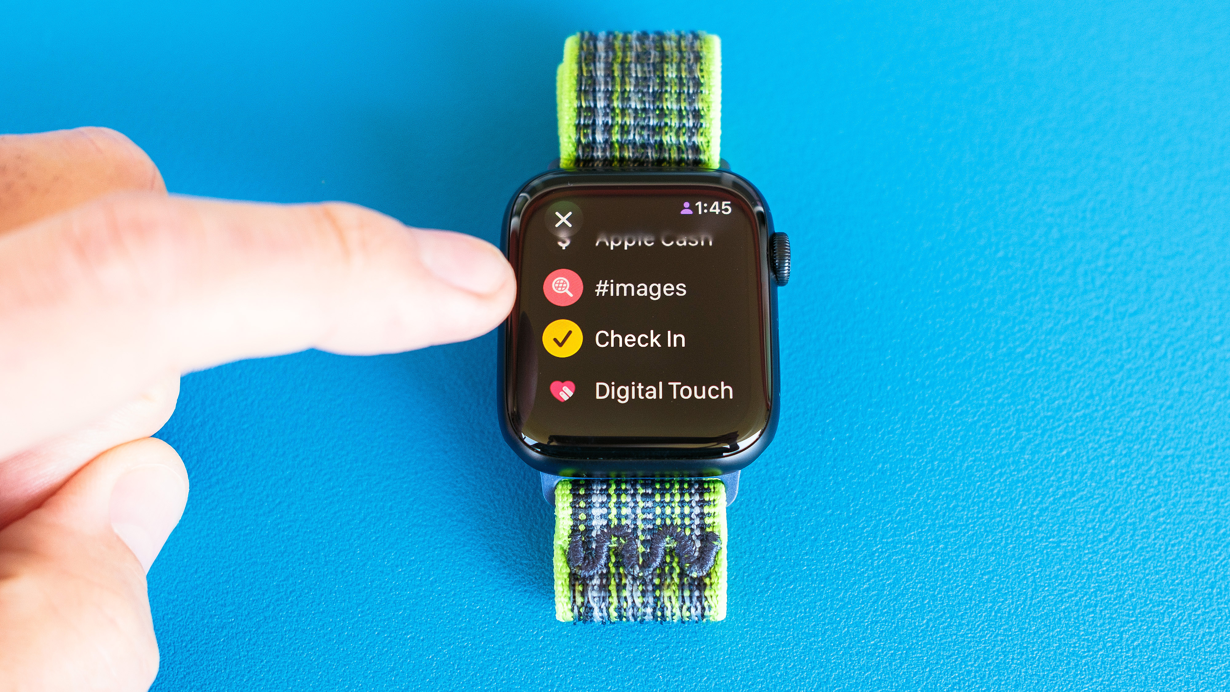 Captura detallada del Apple Watch SE sobre un fondo azul brillante que muestra los pasos necesarios para configurar y enviar una notificación de registro en watchOS 11 