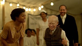 Beste David Fincher-filmer: En liten, gammel mann danser i filmen Benjamin Button