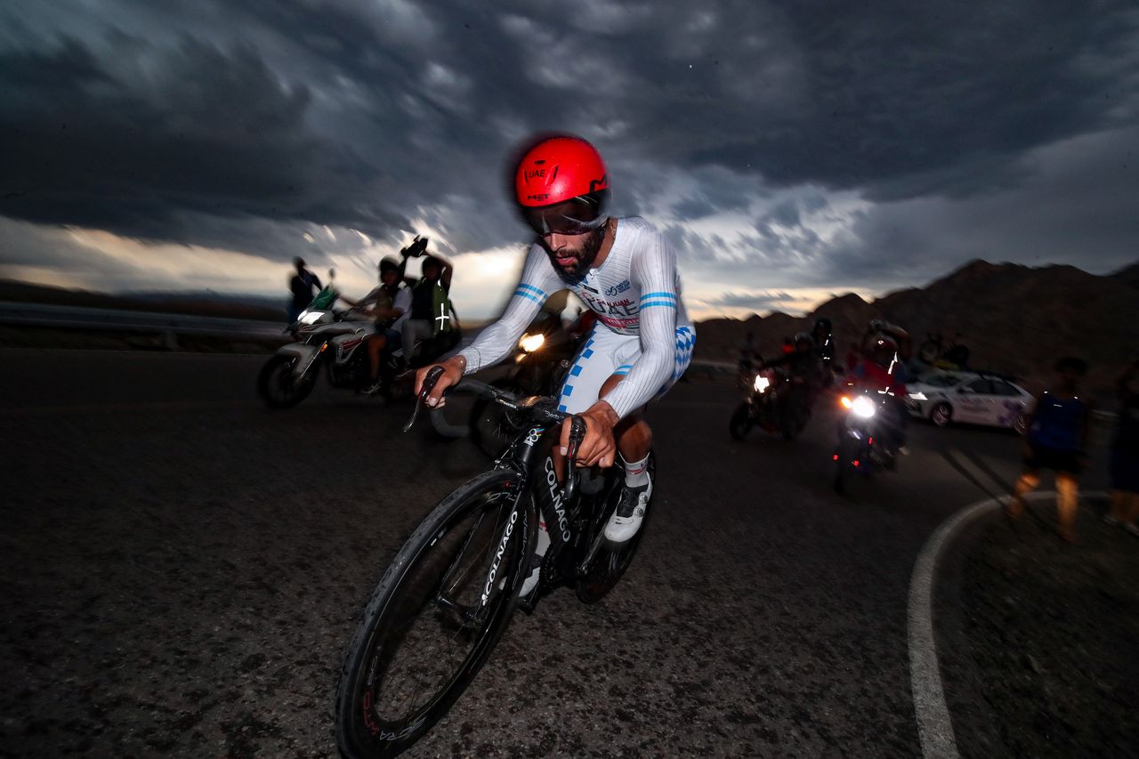 Fernando Gaviria ins the leader's jersey