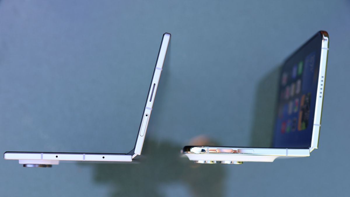iPhone Duo vs Samsung Galaxy Z Fold 8