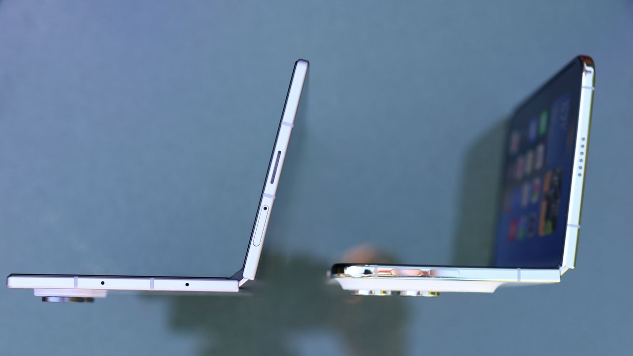 iPhone Duo vs Samsung Galaxy Z Fold 8