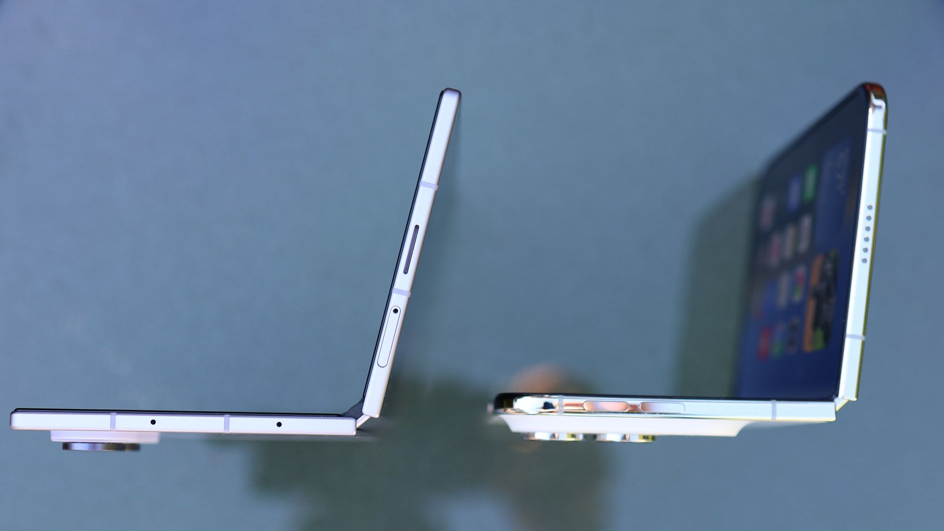 iPhone Duo vs Samsung Galaxy Z Fold 8