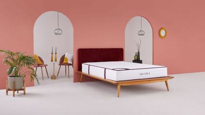 Awara床垫在粉红色的房间