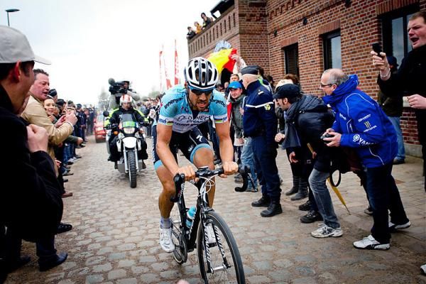 Tom Boonen rode away from the field to win the 2012 edition of Paris-Roubaix in 50+km solo break.