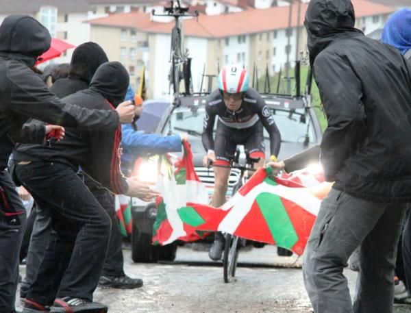 Basque fans encourage 2010 Pais Vasco champion Chris Horner (RadioShack-Nissan).