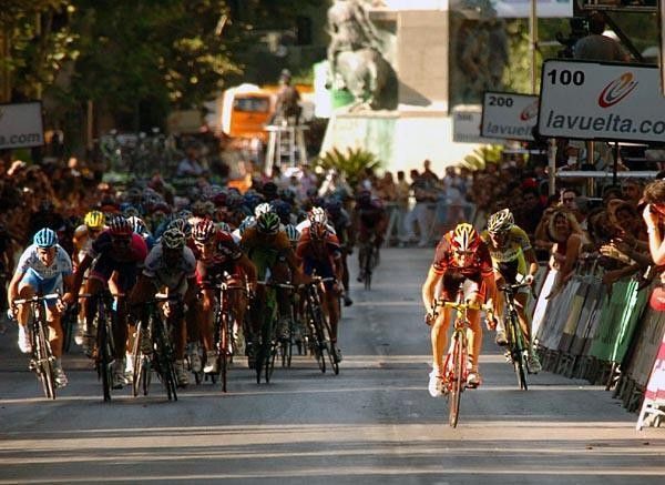 Ricardo Serrano (Tinkoff Credit Systems) tries to get into the slipstream but comes up short.