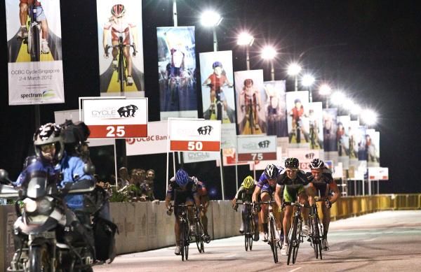 Robbie McEwen (GreenEdge) opens up his sprint for the line