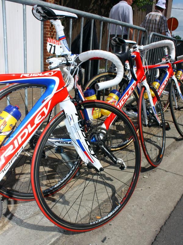 Most of the Katusha team set off with shallow-section Campagnolo Hyperon carbon tubular wheels.