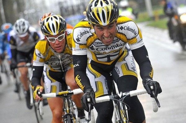 Bernhard Eisel leads Mark Cavendish (Columbia-Highroad) in the peloton at Gent-Wevelgem.