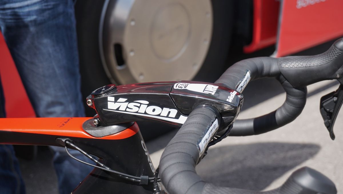 The Orca Aero comes with Vision's integrated Vision Metron 5d bar/stem, but Bouhanni prefers this massive Metron Aero stem and a traditional bar