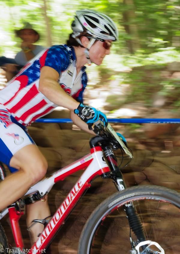 Nina Baum (NoTubes) during lap one